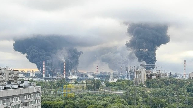 Беспилотники атаковали Московский НПЗ, вызвав мощный пожар