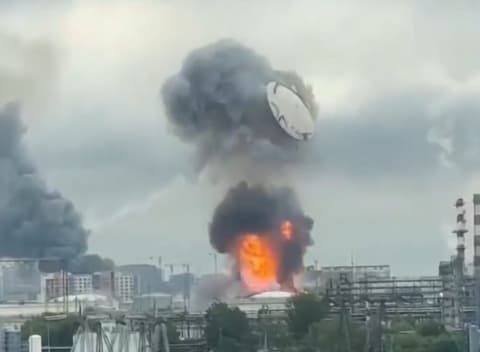 Глава МИД Эстонии опубликовал фото горящего Московского НПЗ