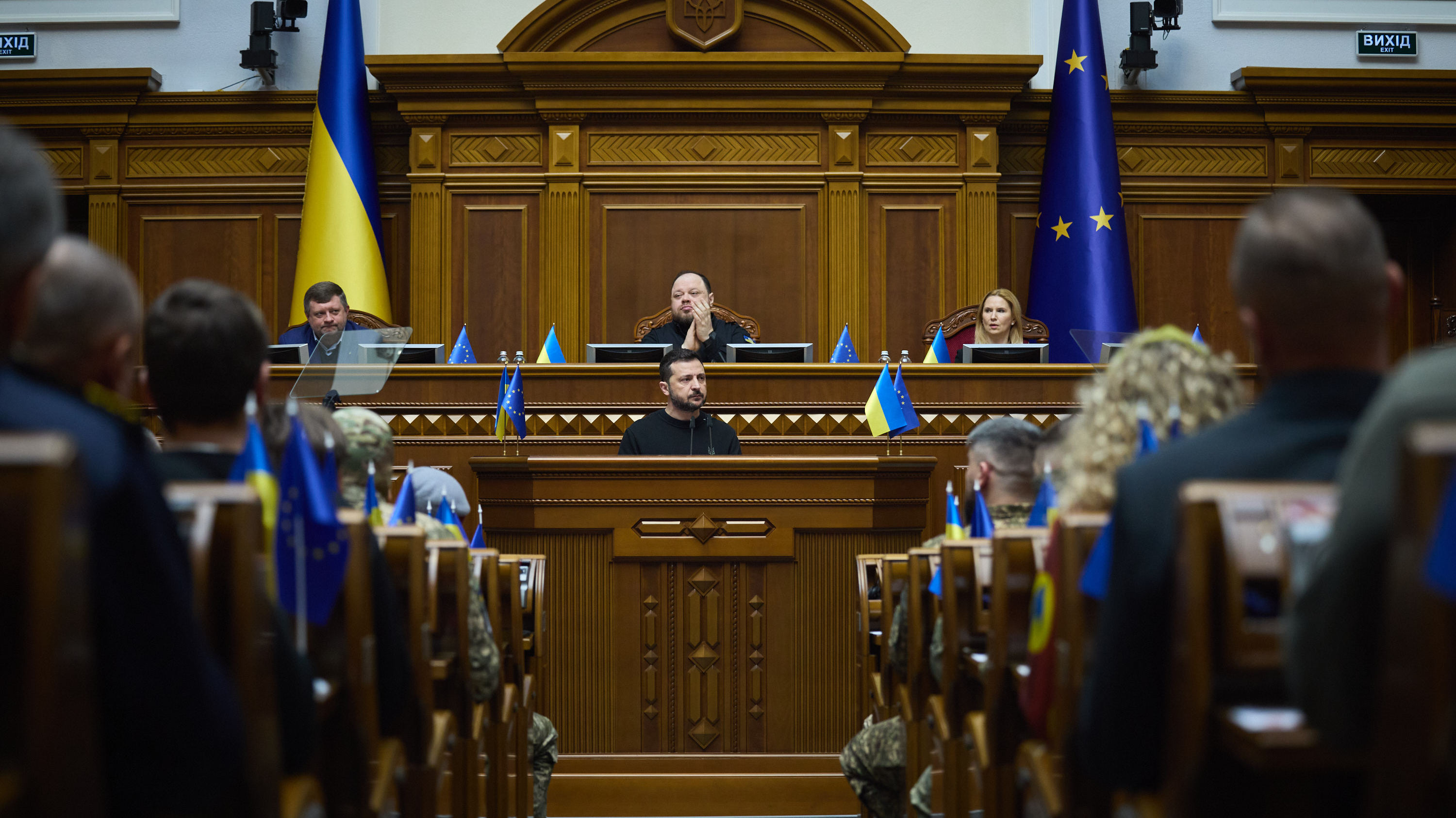 Меньше украинцев поддерживают вмешательство президента в работу Рады и Кабмина