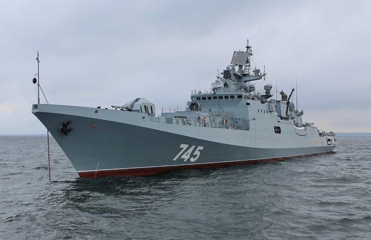 Российский фрегат открыл предупредительный огонь по британской яхте