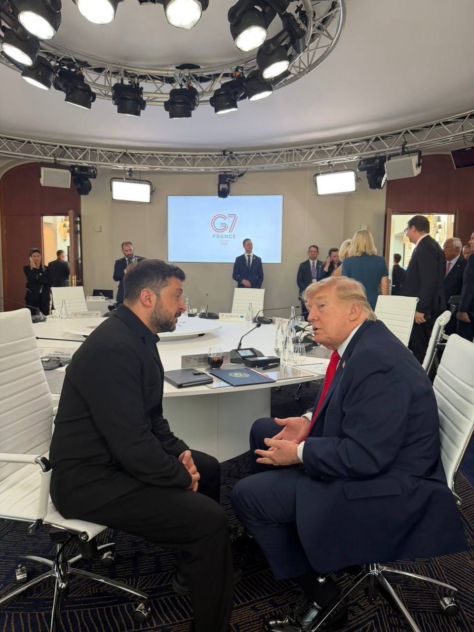 Зеленский попросил у Трампа больше ракет ПВО для Киева